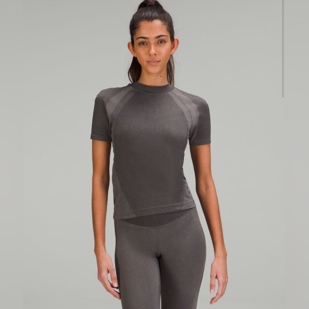 Lululemon Gull Grey seamless training short sleeve shirt